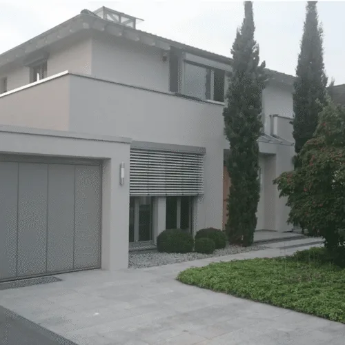 Frisch gestrichene Fassade eines modernen Wohnhauses in Meerbusch, ausgeführt mit wetterbeständiger silikonharzvergüteter Fassadenfarbe.