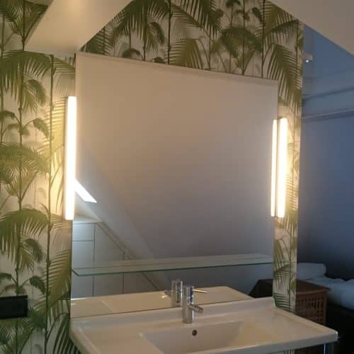 Tapete Cole Son Palm Leaves in Badezimmer