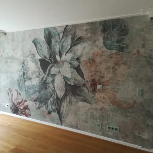 Großformatige Designertapete "Avalon" von Tecnografica mit künstlerischem Blumenmotiv in einem hellen Raum mit Parkettboden.
