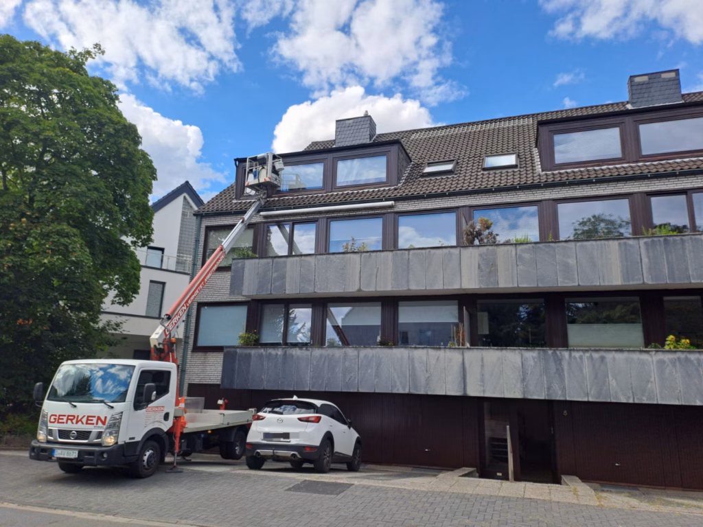 Holzfenster sanieren und lackieren in Düsseldorf: Profi-Arbeit auch in großer Höhe