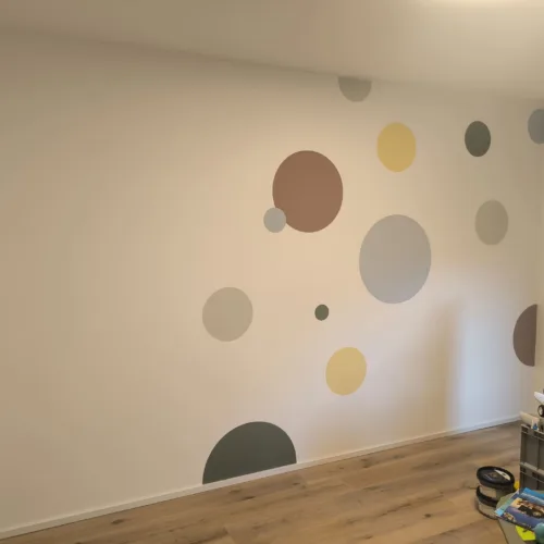 Wandgestaltung im Kinderzimmer mit bunten Kreisen in Pastellfarben, Farrow and Ball Farbtöne