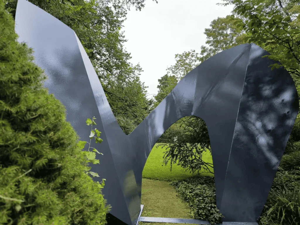 Lackierarbeiten 1 Großes, speziallackiertes Metallkunstwerk (Stahlskulptur) als Tordurchgang in einem Garten in Monheim